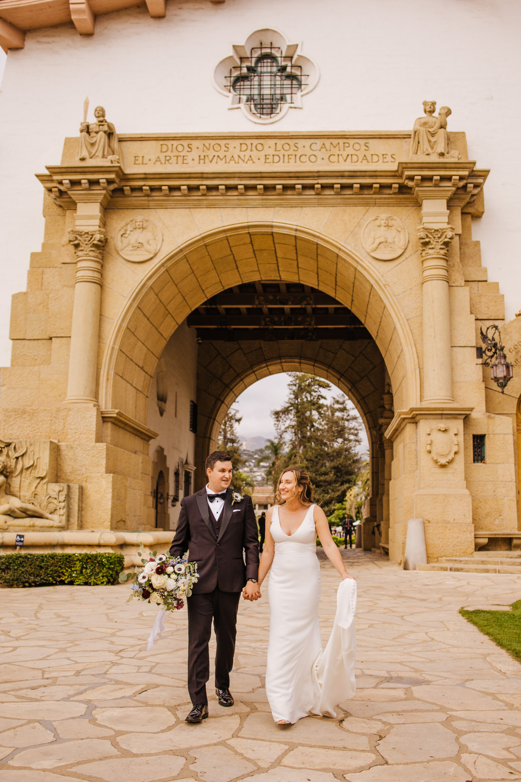 elopement couple at SB Courthouse